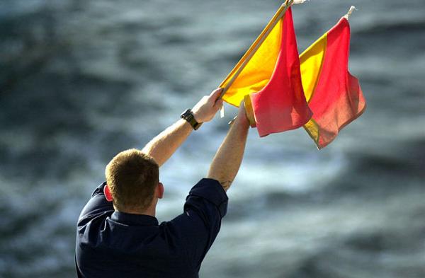 640px-020118-N-6520M-011_Semaphore_Flags.jpg