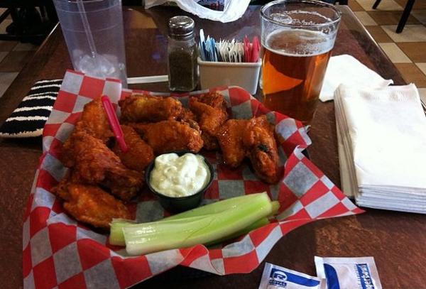 640px-Buffalo_-_Wings_at_Airport_Anchor_Bar.jpg