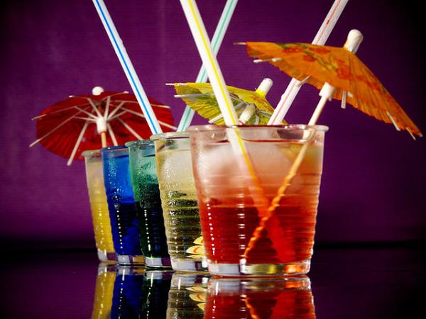 640px-Cocktails_mit_Schirmchen.jpg