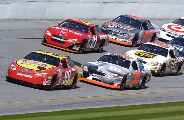 640px-NASCAR_practice.jpg
