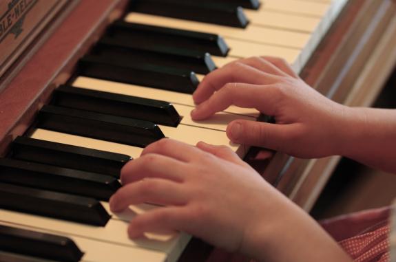 Piano_practice_hands.jpg
